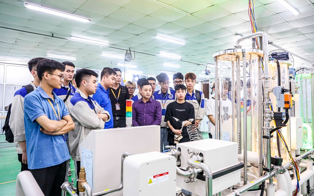 Thầy cô và Sinh viên trường cao đẳng công nghệ Bách Khoa tham quan công ty Tân Phát Etek