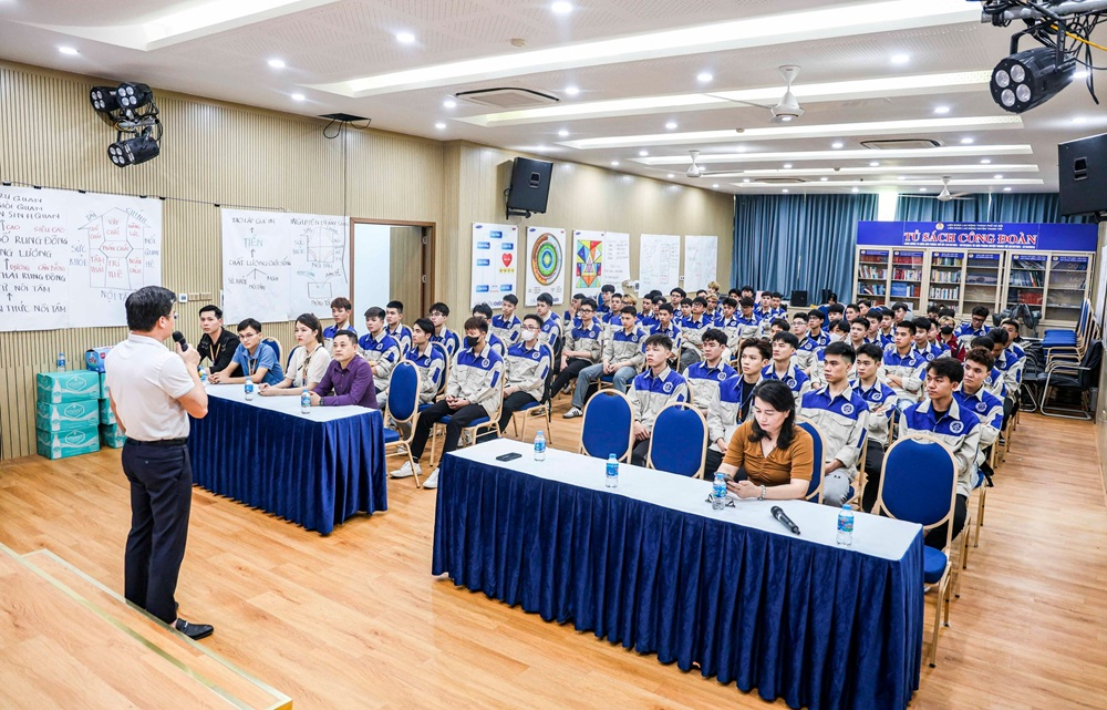 Phó Tổng giám đốc Nguyễn Văn Chinh đã có buổi trao đổi, chia sẻ cùng với sinh viên trong chuyến tham quan này