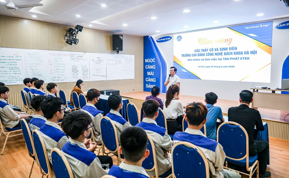 Phó Tổng giám đốc Nguyễn Văn Chinh đã có buổi trao đổi, chia sẻ cùng với sinh viên trong chuyến tham quan này