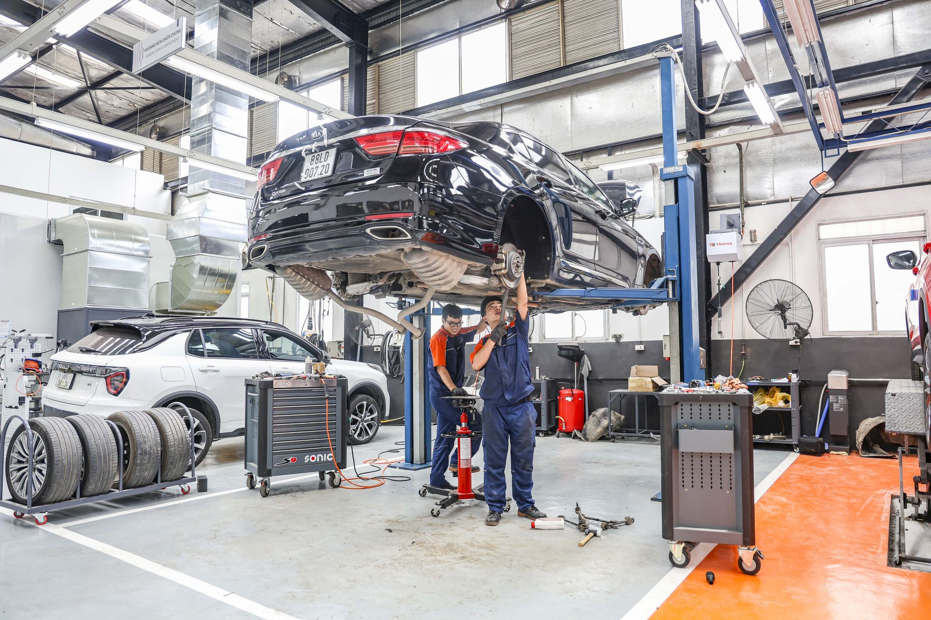 Hình ảnh đội ngũ nhân viên Detailing giàu kinh nghiệm 