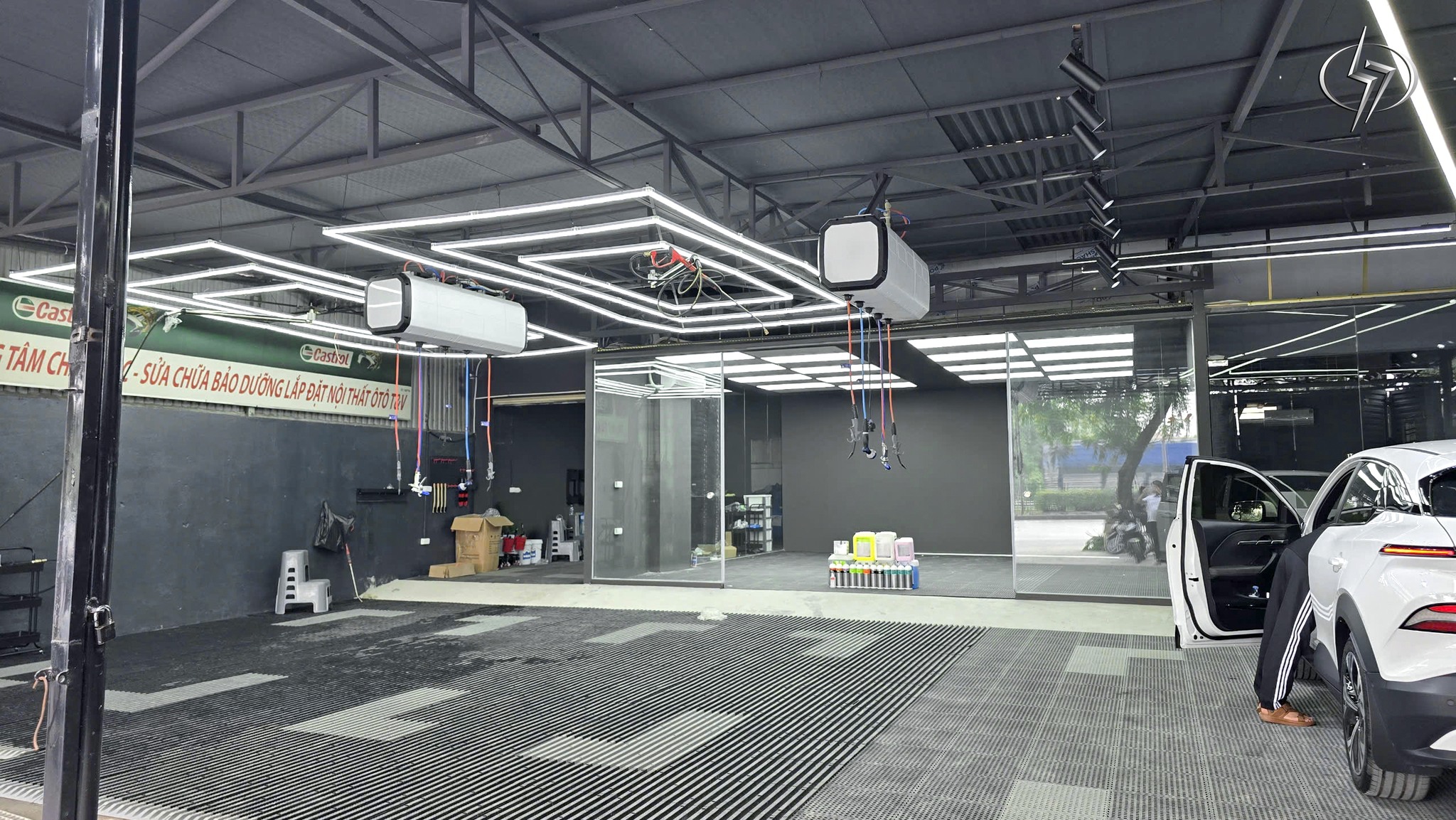 Không gian trong trung tâm Detailing chuyên nghiệp Không gian trong trung tâm Detailing chuyên nghiệp